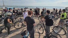 Cycling Solidarity supports Chicago street vendors on bike tour