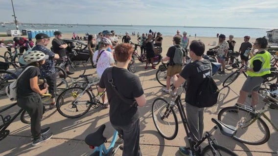 Cycling Solidarity supports Chicago street vendors on bike tour