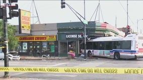 4 injured in CTA bus crash in Little Village