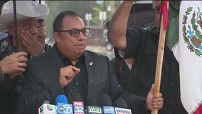 Latino leaders in Chicago rally for CPS CEO