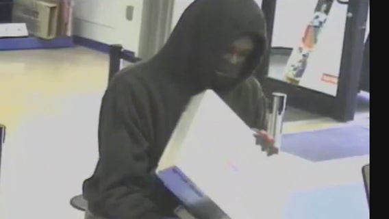 $150K reward: Armed man robs Richmond post office