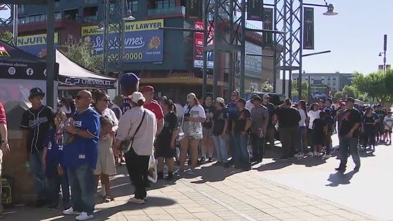 Diamondbacks and Dodgers fans overcome 100 degree temperatures to show support
