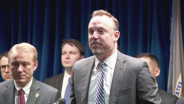 Minnesota lawmaker shootings: Vance Boelter went to 4 lawmakers' homes, charges say