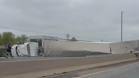 Crash on I-55 halts traffic in Bolingbrook