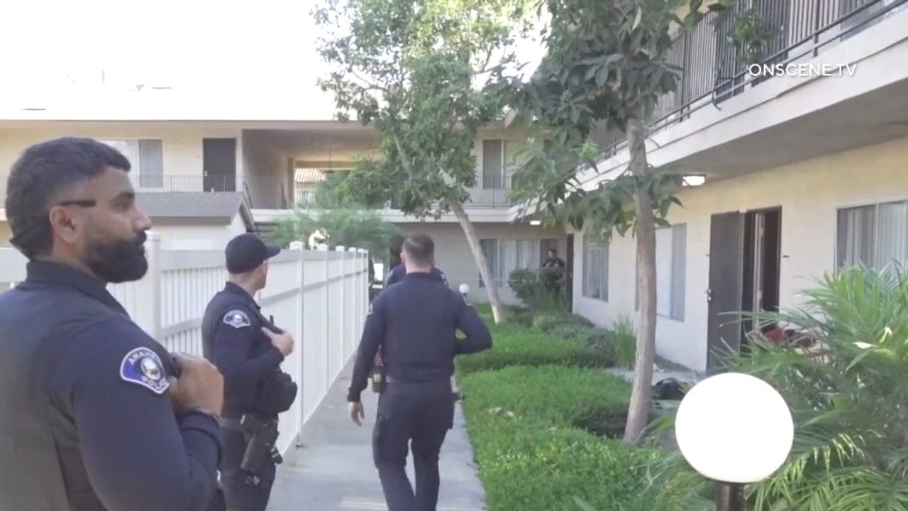 Deadly stabbing in Anaheim; Suspect on the run | FOX 11 Los Angeles