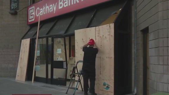 Smash-and-grab thieves steal from 2 Oakland banks in Chinatown