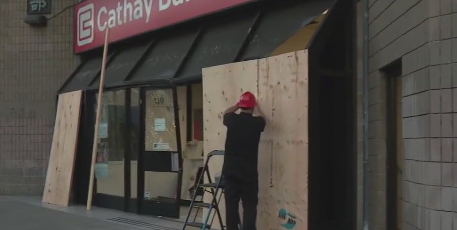 Smash-and-grab thieves steal from 2 Oakland banks in Chinatown