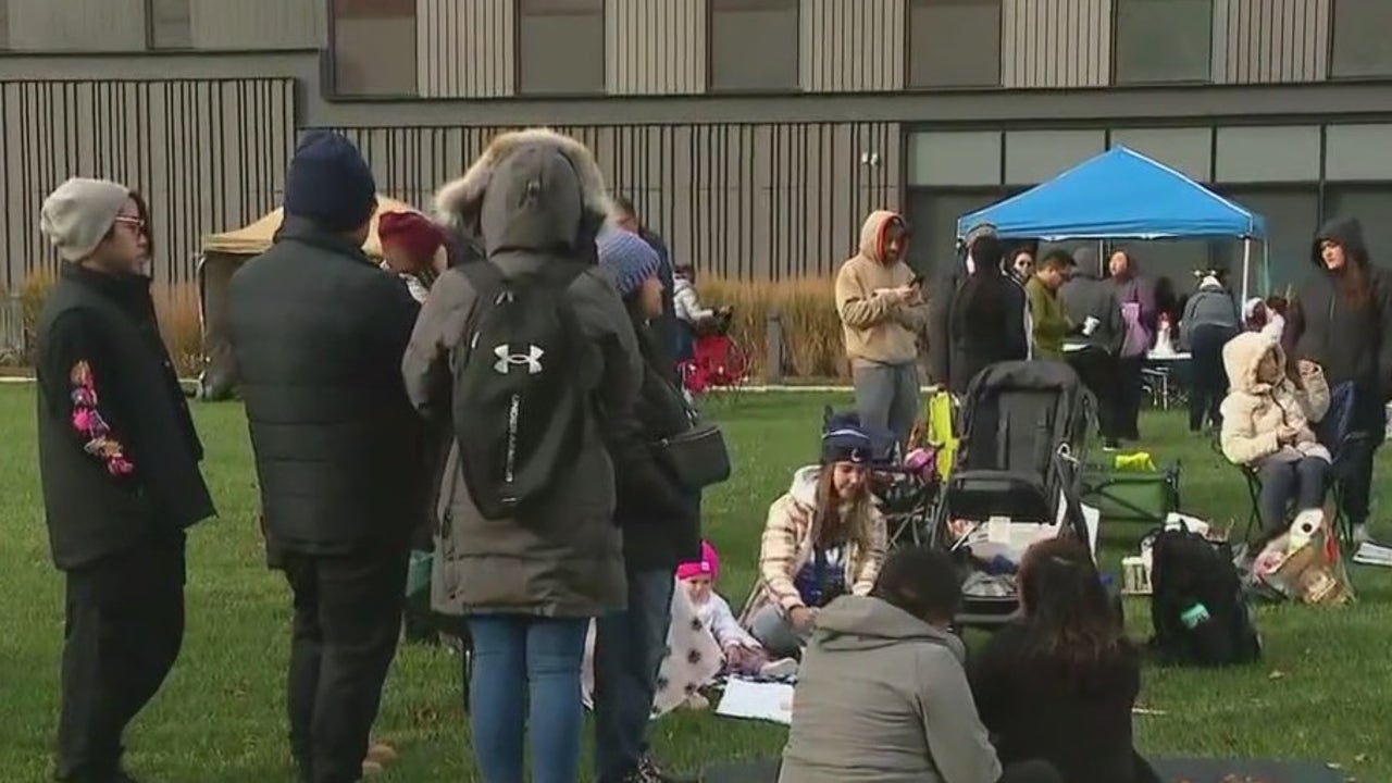 Nurses at University of Illinois Hospital Strike