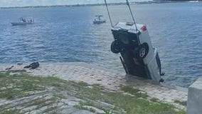 Good Samaritan rescues man from sinking truck