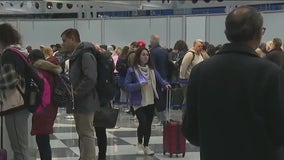 Last-minute travelers head out of Chicago airports ahead of holidays