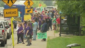 Michigan Medicine workers picket