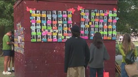 Brooklyn dating wall draws many NYC singles