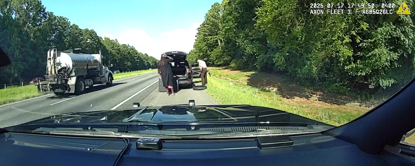 Newton County deputy helps change tire