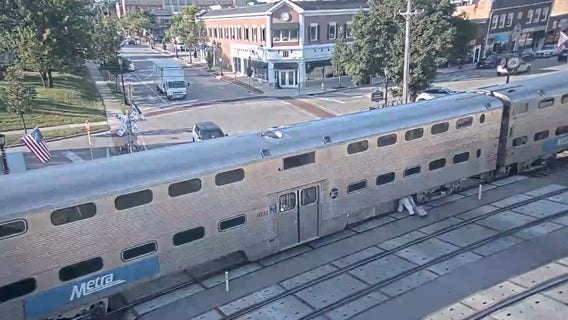 Chicago-area commuter crawls under stopped Metra train, video shows