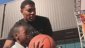 Lakers give back ahead of holiday season