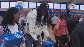 Chicago Bears LB Tremaine Edmunds hands out free shoes to kids