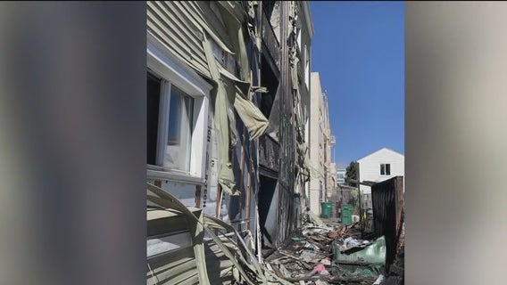 2-alarm apartment fire displaces dozens in Oakland