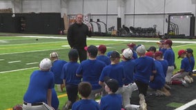 Brewers manager Pat Murphy holds youth skills camp