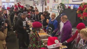 Volunteers in NYC give back on Christmas