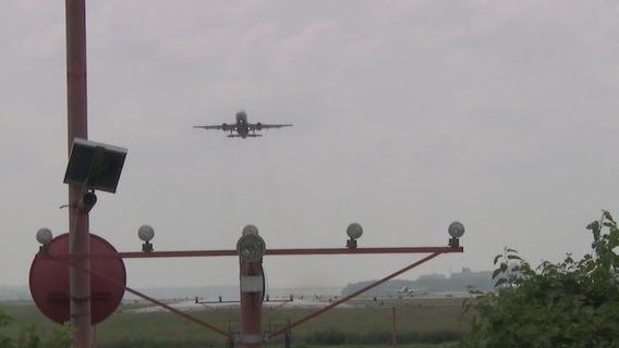 FAA to reduce flights amid government shutdown