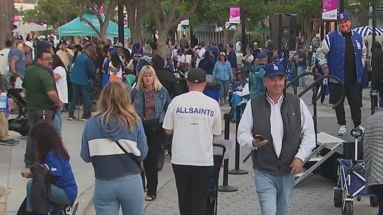 Dodger fans rally at 3rd Street Promenade | FOX 11 Los Angeles