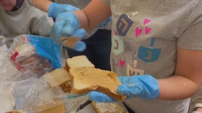 Temple Chai volunteers make sandwiches for SVDP