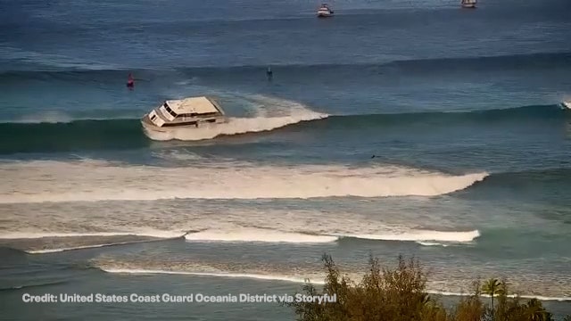 Watch: Ferry nearly overturns along Hawaii beach