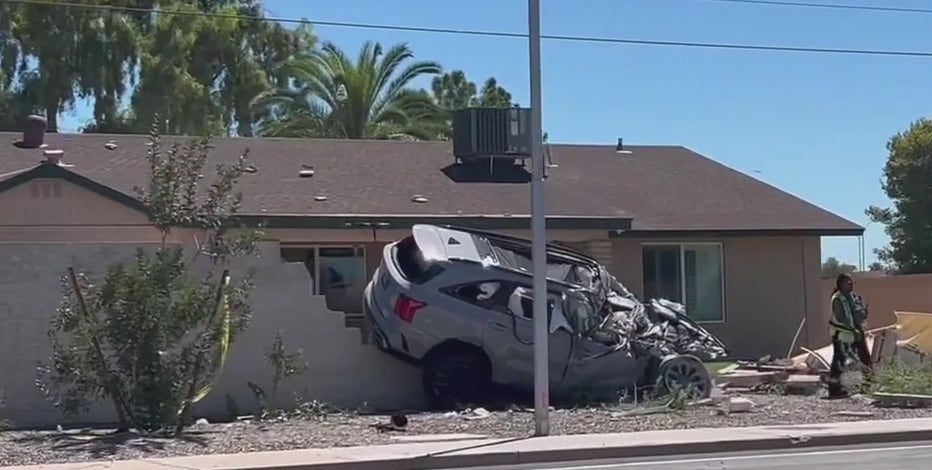 1 dead, 1 hurt after car crashes into block wall in Mesa