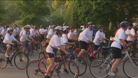 Hundreds of Chicago bicyclists ride to Michigan City to fight childhood cancer