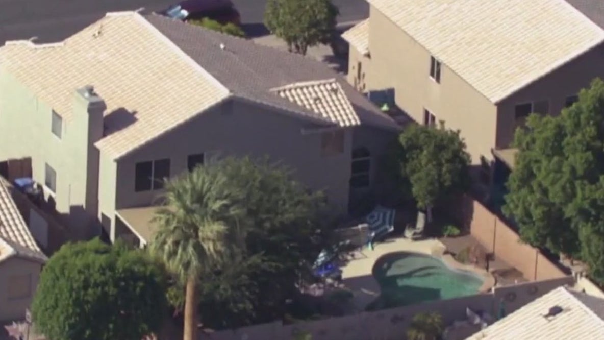 2-year-old drowns in backyard pool