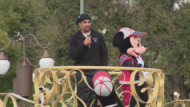 Jalen Hurts, Super Bowl MVP, leads Disney crowds in 'E-A-G-L-E-S!' chant at Magic Kingdom