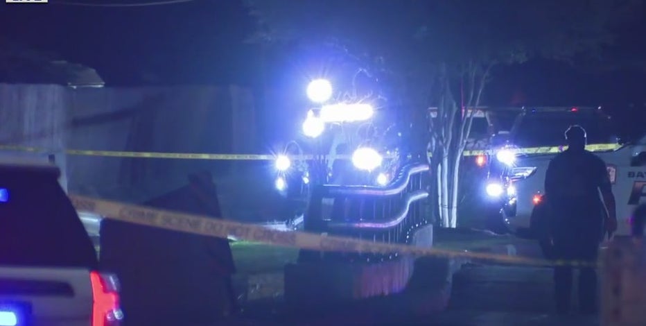 On-duty Baytown officer, 5 children injured in crash, officials say