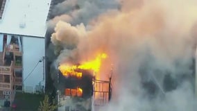 Massive fire engulfs apartment building on Chicago's North Side