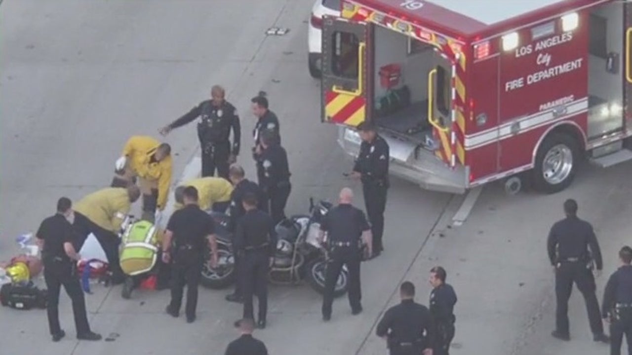 LAPD Officer Hurt In Crash On 405 Freeway | FOX 11 Los Angeles