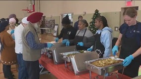 Volunteers and nonprofits ensure no one spends Thanksgiving alone in Chicago