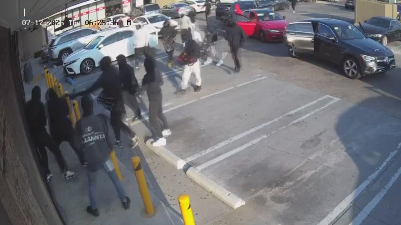 Jewelry store owner shoots at, scares off thieves | FOX 11 Los Angeles
