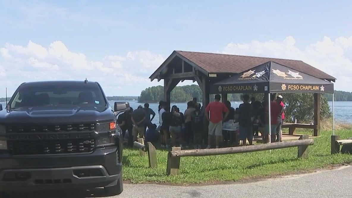 Man missing in Lake Lanier after jumping in to swim