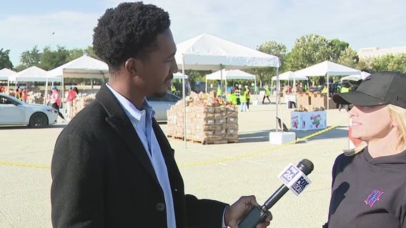 Houston Food Bank holds distribution for families affected by government shutdown