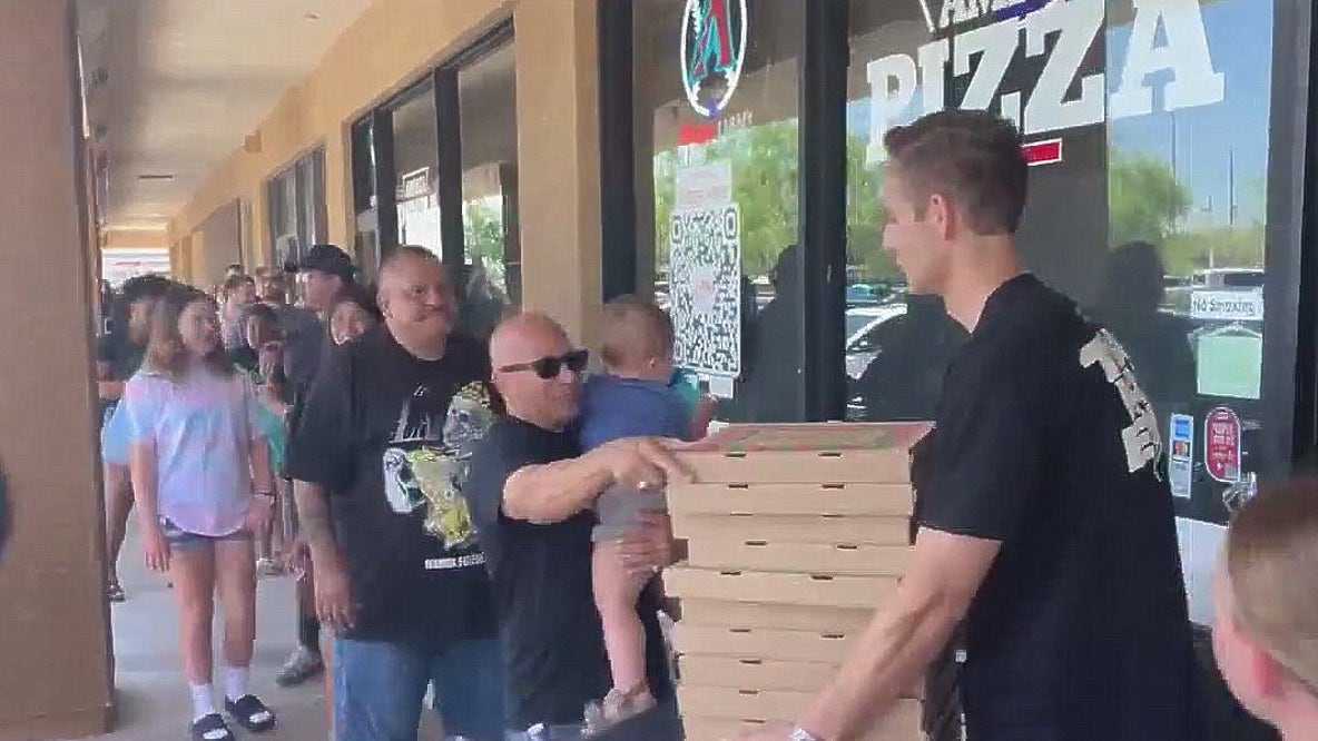 Arizona YouTuber surprises others with free pizza