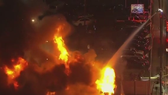 Houston firefighters contain large 2-alarm fire