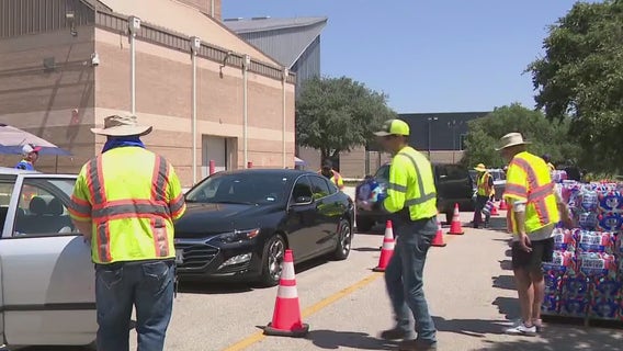 Austin Water crews repair leaking water main, distribute bottled water to residents