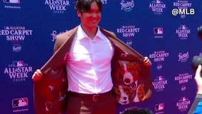 Shohei Ohtani shows off Dekopin suit