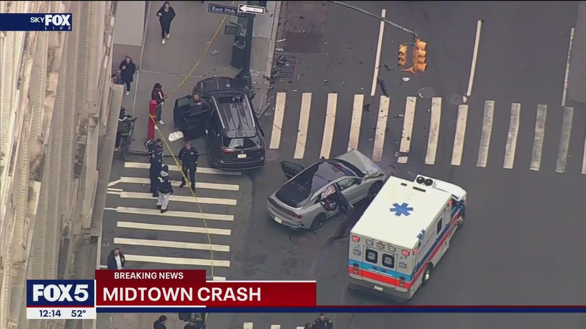 Midtown crash shuts down part of 2nd Ave