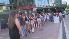 Many brave the heat in Chicago for Luke Bryan concert