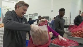 Timberwolves coaches pack food for Thanksgiving