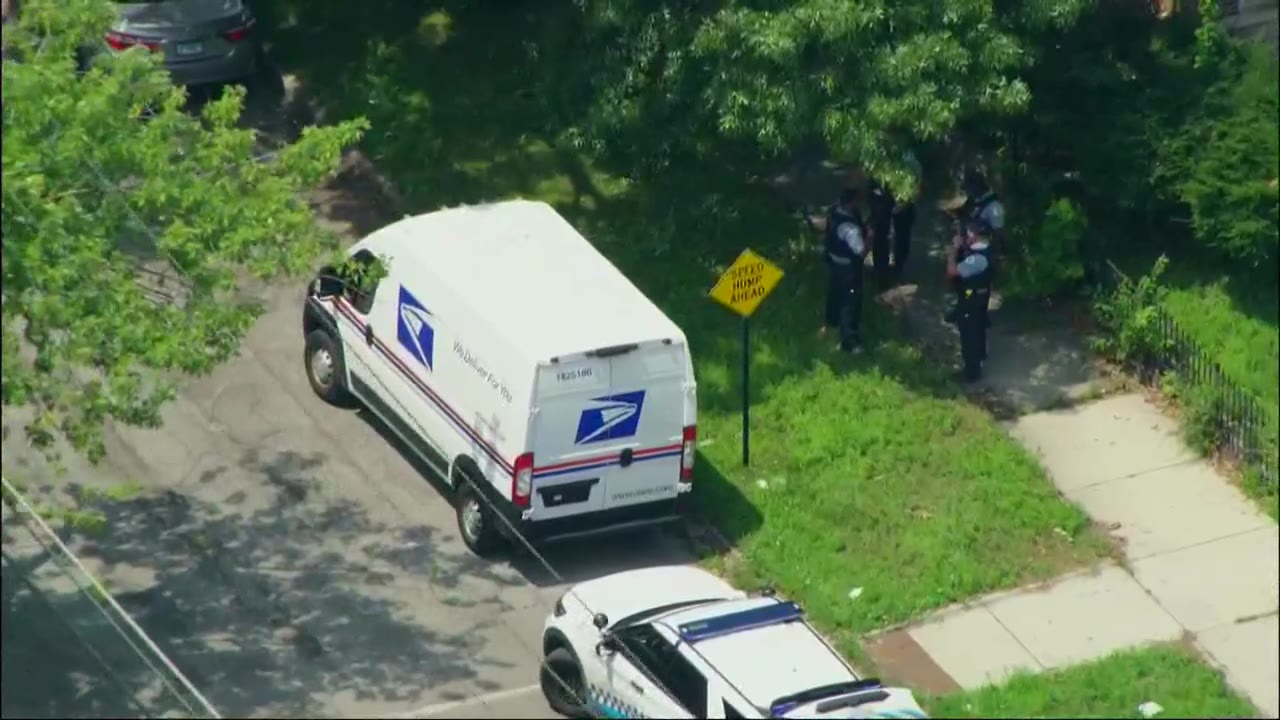 Letter carrier shot in Chicago