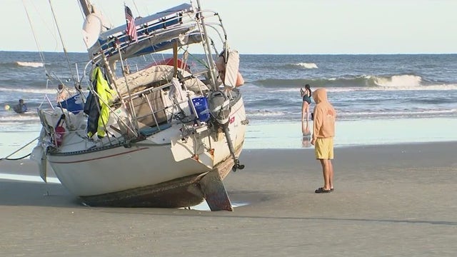 Clock ticking for sailboat stranded on New Smyrna Beach