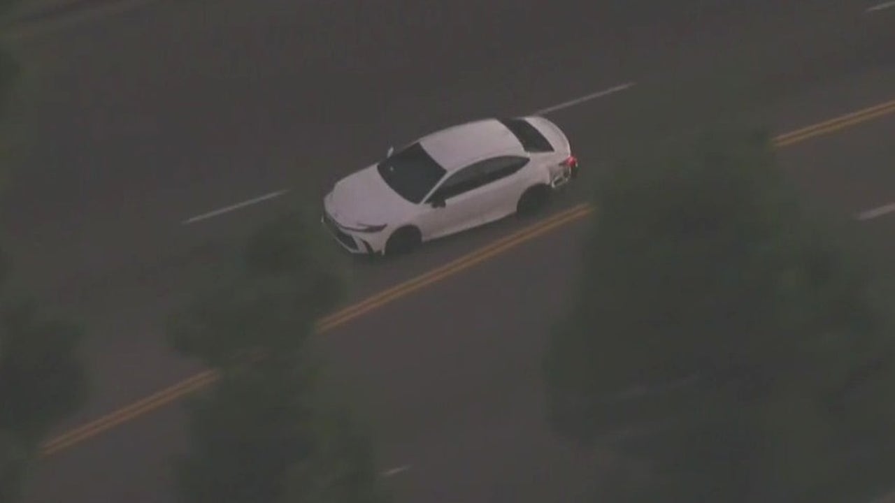 Possibly armed kidnapping suspect leads police chase | FOX 11 Los Angeles