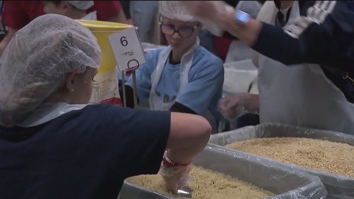 As SNAP benefit fight continues, Chicago volunteers help those in need