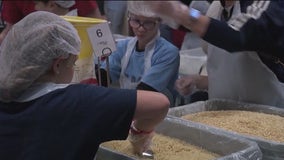 As SNAP benefit fight continues, Chicago volunteers help those in need